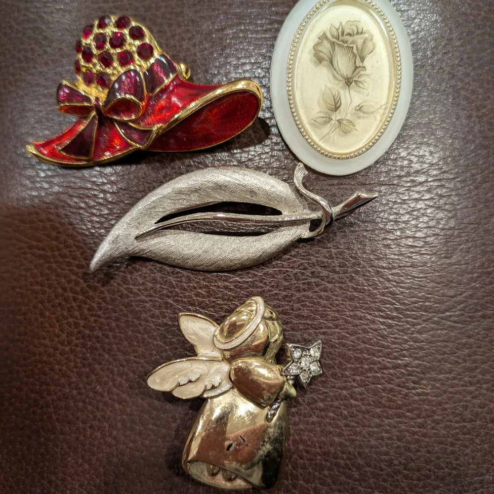 Chic Women's Brooch Set of 4 - Red, Silver, Gold